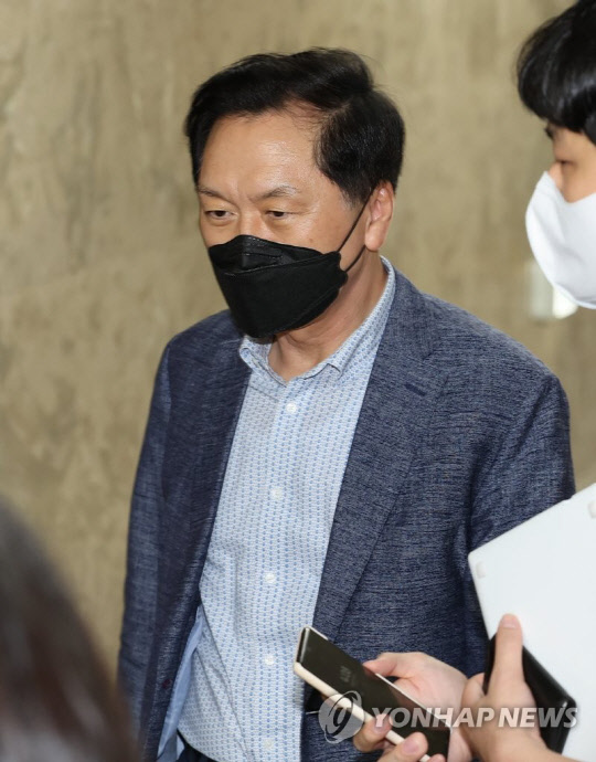 김기현 국민의힘 의원이 27일 오후 서울 여의도 국회에서 열린 의원총회에 참석하고 있다. <연합뉴스>